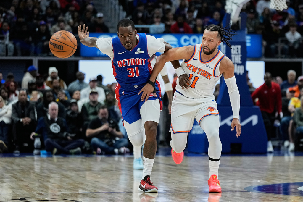 Detroit Pistons guard Javonte Green, left, steals the ball from New York Knicks guard Jalen Brunson, right, during the first half of an NBA basketball game Monday, Jan. 5, 2026, in Detroit. (AP Photo/Ryan Sun)