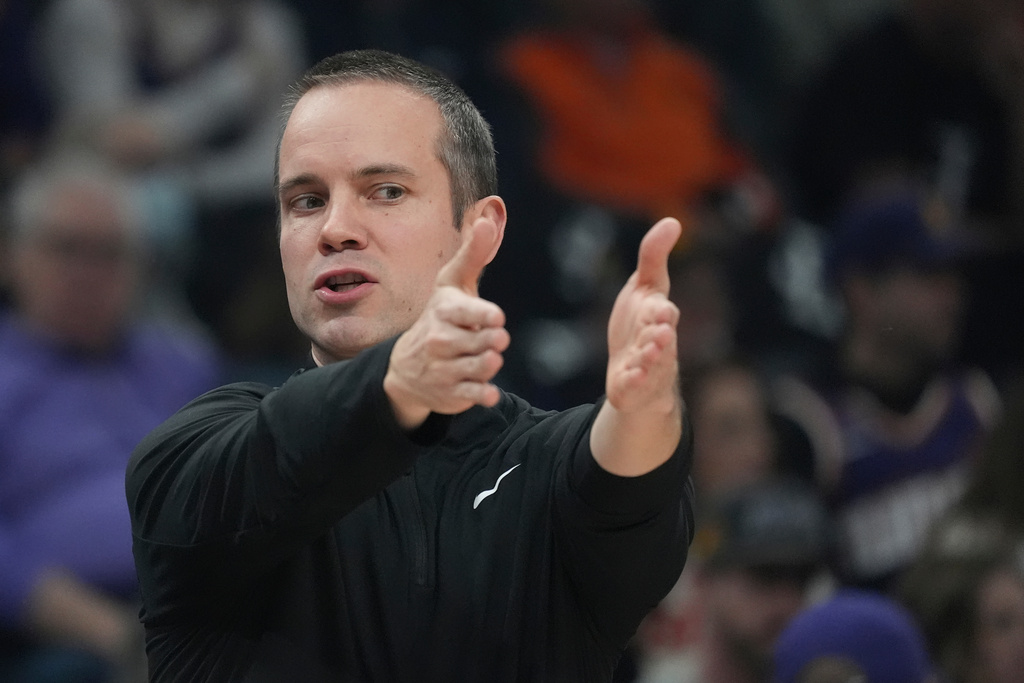 Phoenix Suns head coach Jordan Ott shouts instructions to his players during the first half of an NBA basketball game against the Washington Wizards, Sunday, Jan. 11, 2026, in Phoenix. (AP Photo/Ross D. Franklin)