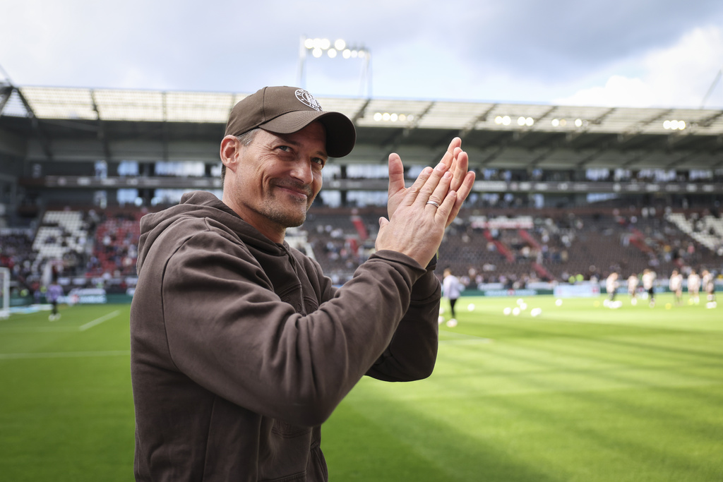 St. Pauli's head coach Alexander Blessin before the German Bundesliga soccer match between 1. FC St. Pauli and FC Augsburg in Hamburg, Germany, Sunday, Sept. 14, 2025. (Christian Charisius/dpa via AP)