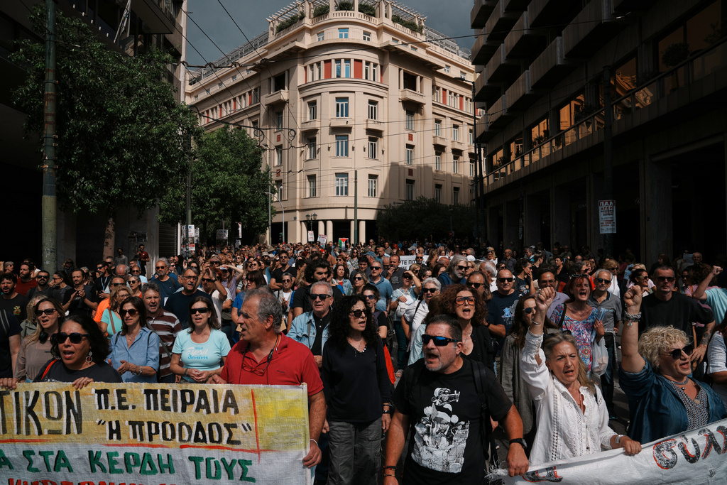 Protesters take part in a nationwide 24-hour strike in Athens, Greece, Wednesday, Oct. 1, 2025, as labor unions demand higher wages and the withdrawal of a bill changing work hours. (AP Photo/Thanassis Stavrakis)