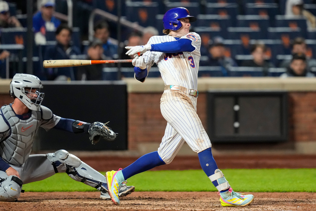 New York Mets' Carson Benge (3) hits a walk-off RBI single during the tenth inning of a baseball game against the Detroit Tigers, Wednesday, May 13, 2026, in New York. (AP Photo/Yuki Iwamura)