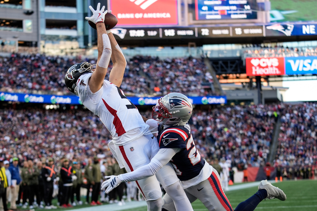 Atlanta Falcons wide receiver Drake London (5) makes a touchdown catch against New England Patriots cornerback Marcus Jones (25) during the first half of an NFL football game, Sunday, Nov. 2, 2025, in Foxborough, Mass. (AP Photo/Robert F. Bukaty)