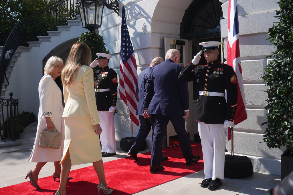 President Donald Trump and first lady Melania Trump and Britain's King Charles III and Queen Camilla walk into the White House, Monday, April 27, 2026, in Washington (AP Photo/Mark Schiefelbein)