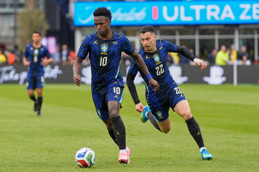 Brazil's Vinicius Junior, front, supported by Brazil's Gabriel Martinelli in action during the international friendly soccer match between Brazil and France in Foxborough, Mass, Thursday, March 26, 2026. (AP Photo/Charles Krupa)