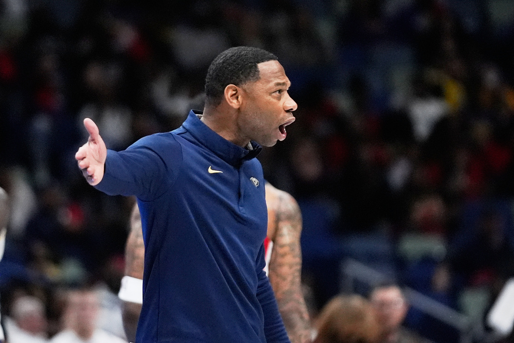 New Orleans Pelicans head coach Willie Green reacts to an official in the second half of an NBA Cup basketball game against the Los Angeles Lakers, Friday, Nov. 14, 2025, in New Orleans. (AP Photo/Gerald Herbert)