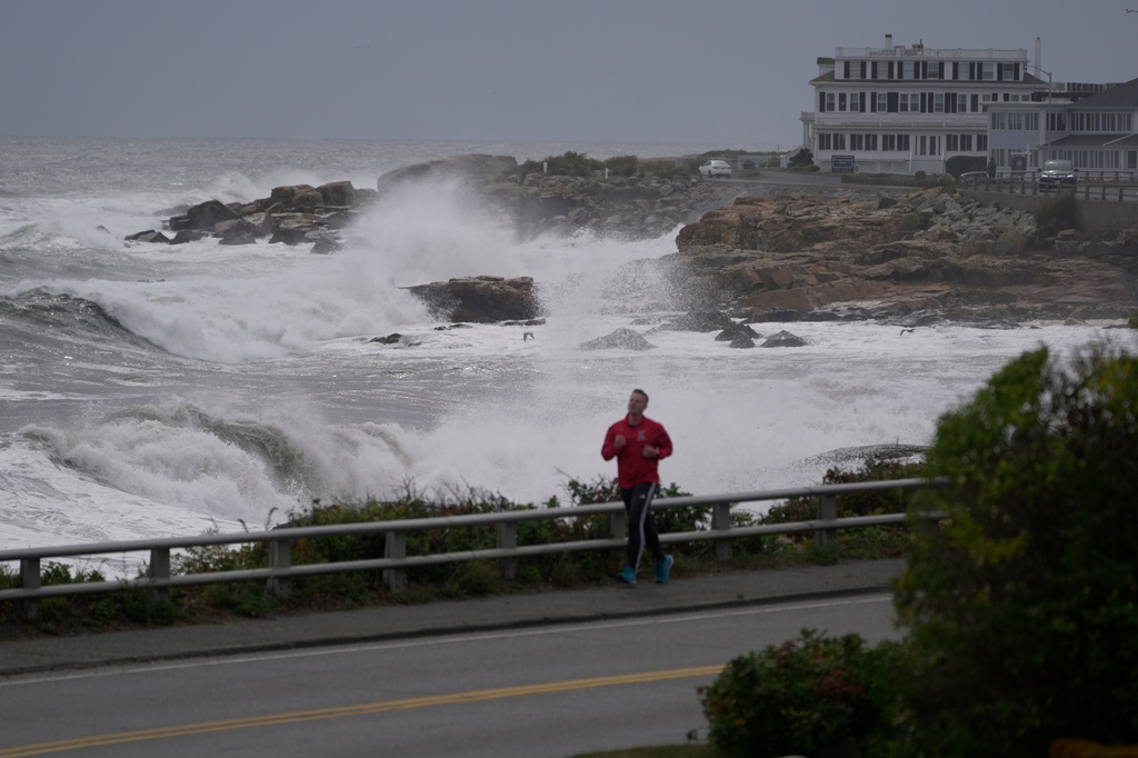 Surf breaks on the rocky coastline during the early stages of a nor'easter storm, Friday, Sept. 25, 2026, in Gloucester, Mass. (AP Photo/Robert F. Bukaty)
