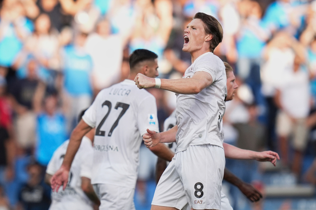 Napoli's Scott Mc Tominay celebrates scoring their side's first goal of the game during the Italian Serie A soccer match between Sassuolo and Napoli at the Mapei Stadium Città del Tricolore in Reggio Emilia, Italy, Saturday, Aug. 23, 2025. (Massimo Paolone/LaPresse via AP)