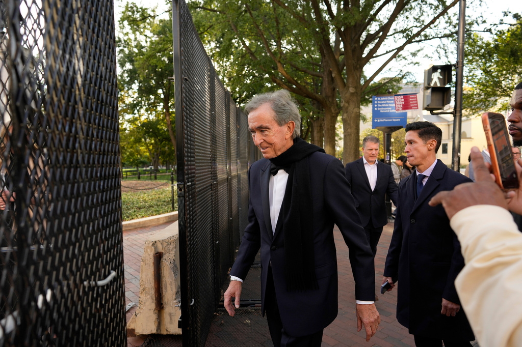 Bernard Arnault, center, French billionaire businessman and the chairman and CEO of LVM arriving to the White House Complex for State Dinner hosted by President Donald Trump for China's President Xi Jinping, Thursday, Sept. 24, 2026, in Washington. (AP Photo/Carolyn Kaster)