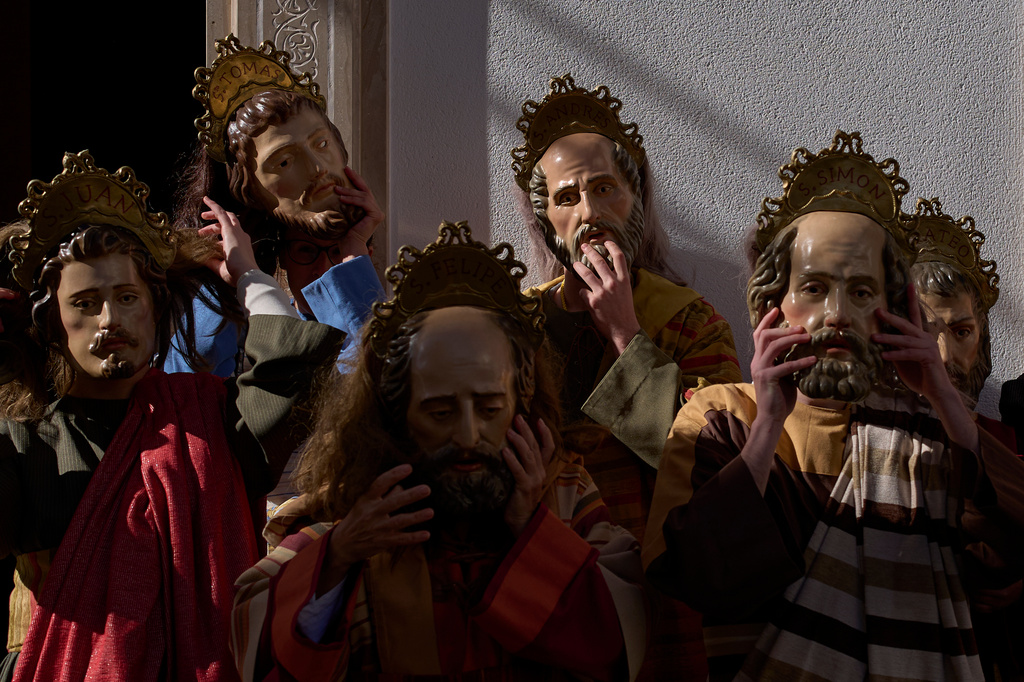 Penitents of the 'Pollinita' brotherhood, dressed in a typical Apostle costumes pose for a picture ahead the Holy Week procession in Cabra, southern Spain, Sunday, March 29, 2026. (AP Photo/Manu Fernandez)