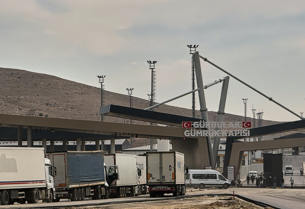Trucks queue at the Gurbulak border crossing on the Turkish-Iranian border in Agri province, eastern Turkey, Tuesday, Sept. 22, 2026. (AP Photo/Serra Yedikardes)