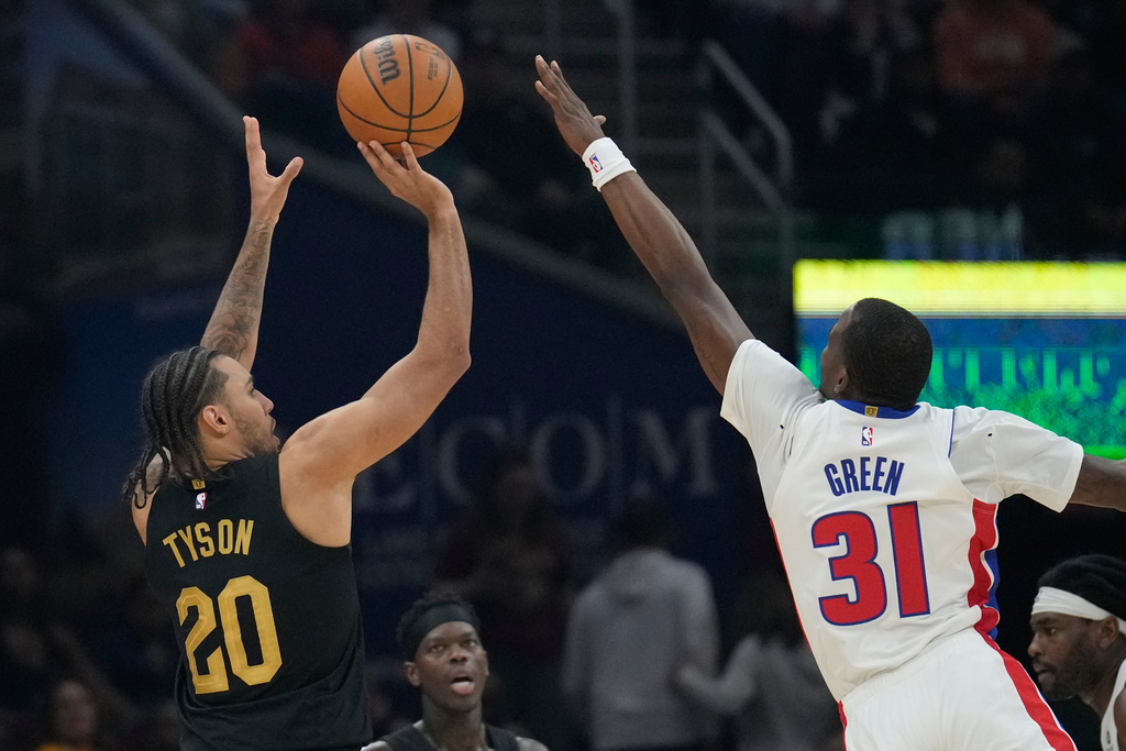 Cleveland Cavaliers guard Jaylon Tyson (20) shoots over Detroit Pistons guard Javonte Green (31) in the second half of an NBA basketball game in Cleveland, Tuesday, March 3, 2026. (AP Photo/Sue Ogrocki)