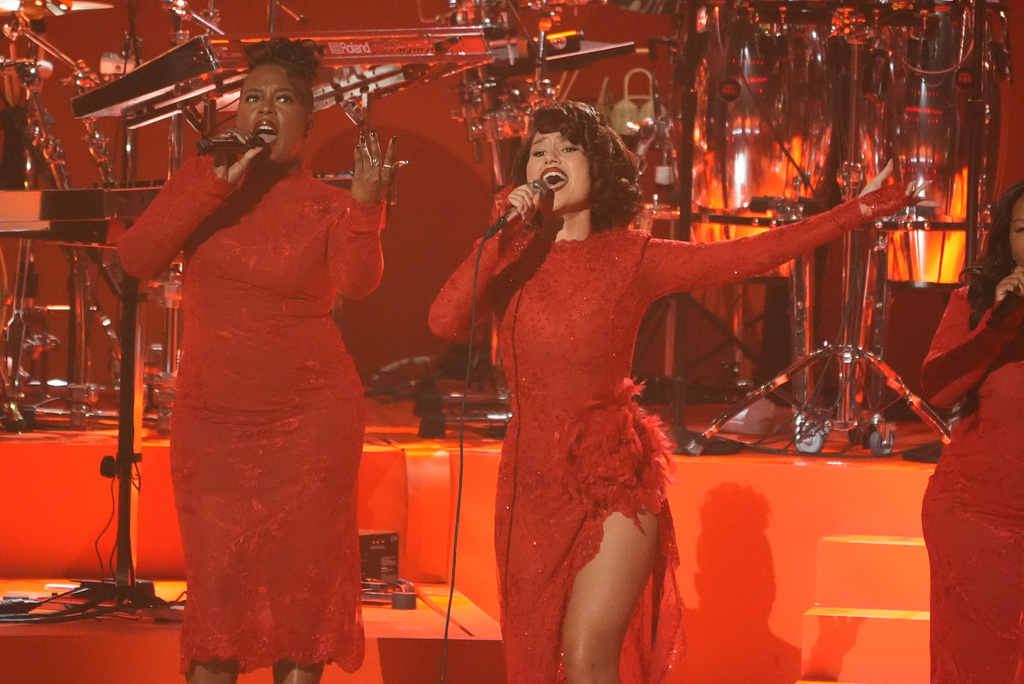 RAYE, center, performs "Where is my husband!!" during the MTV Video Music Awards on Sunday, Sept. 27, 2026, at the Peacock Theater in Los Angeles. (AP Photo/Chris Pizzello)