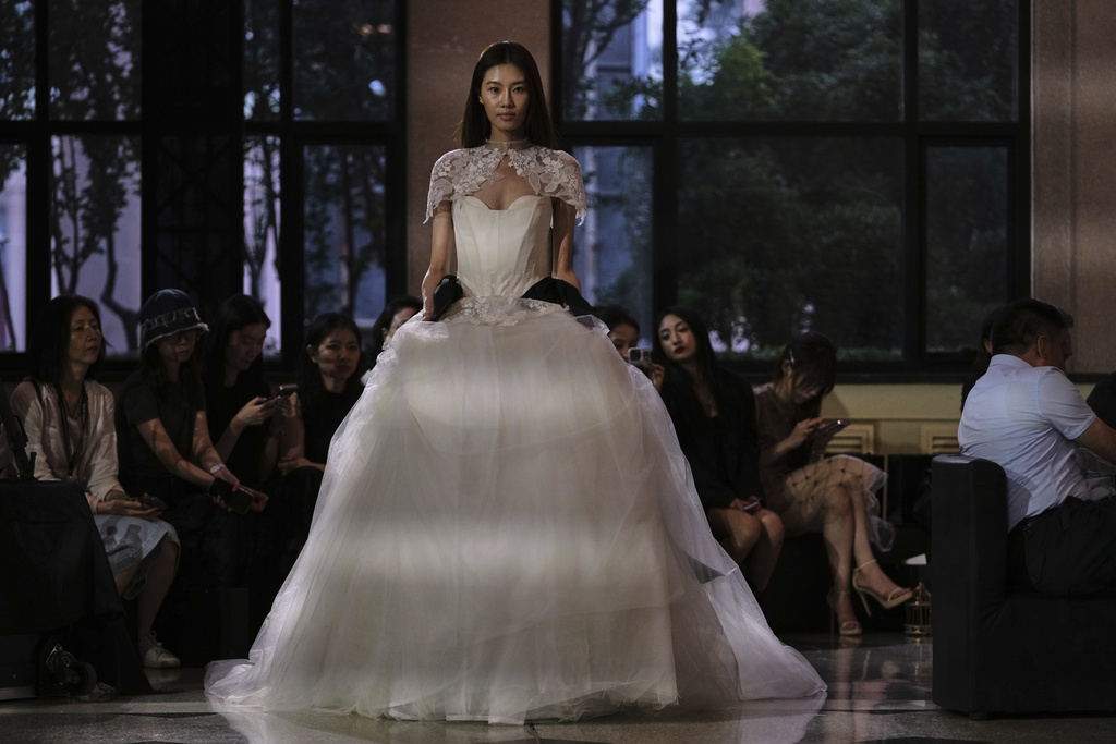A model presents a wedding dress creation by Vera Wang Haute collection during the SS2026 China Fashion Week, in Beijing, China, Wednesday, Sept. 10, 2025. (AP Photo/Andy Wong)