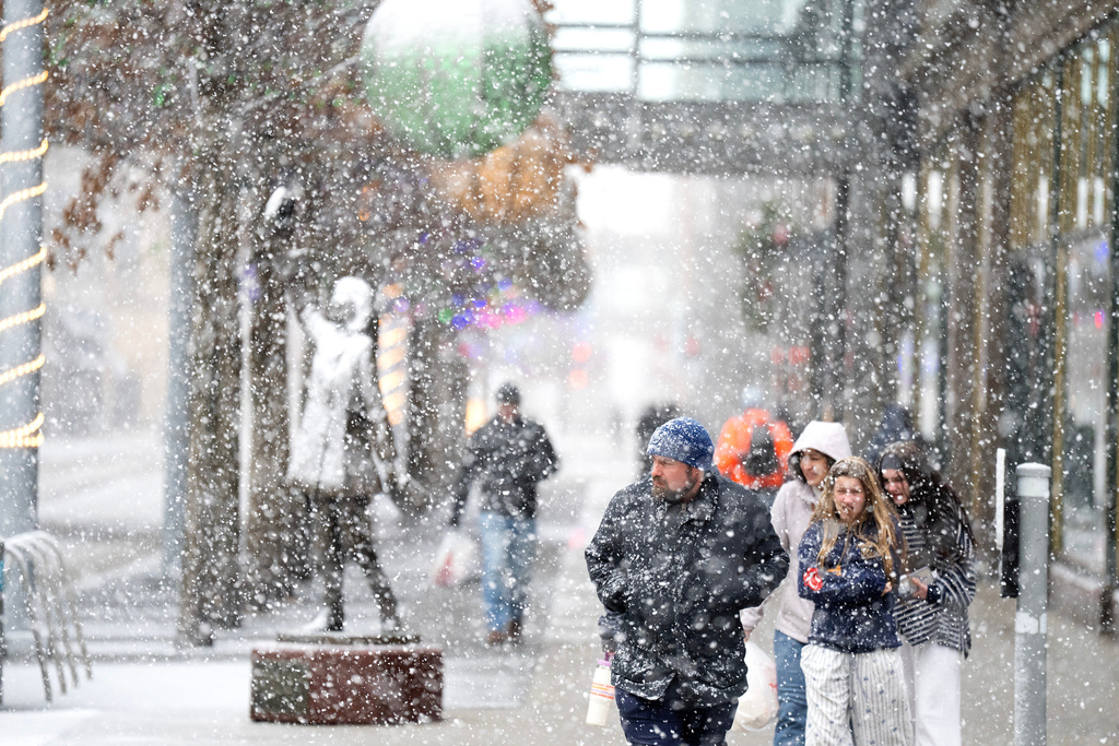Heavy snow falls along Nicollet Mall Sunday Dec.28, 2025 in Minneapolis. (Jerry Holt /Star Tribune via AP)