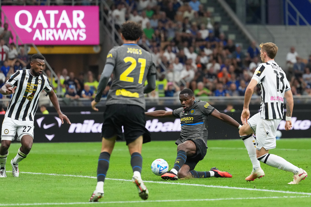 Inter Milan's Ange-Yoan Bonny shoots to score his sides fifth goal during the Serie A soccer match between Inter Milan and Udinese in Milan, Italy, Monday, Sept. 14, 2026. (AP Photo/Antonio Calanni)