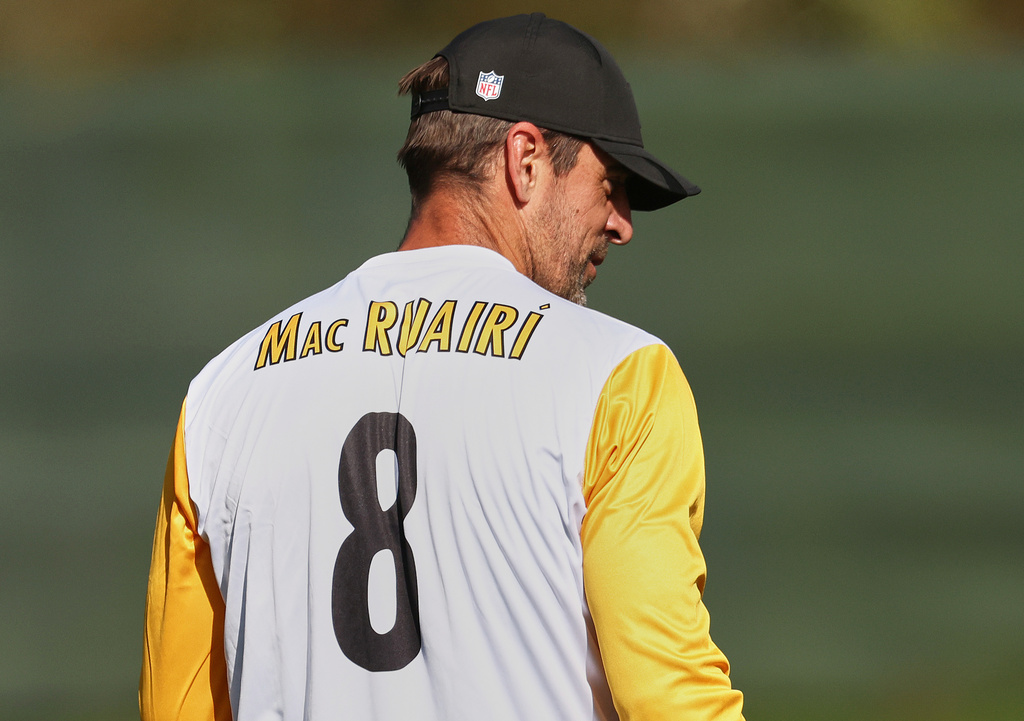 Pittsburgh Steelers quarterback Aaron Rodgers, with his name written in Irish on his shirt, walks onto the field during NFL football practice, Friday, Sept. 26, 2025, ahead of their game against Minnesota Vikings in Dublin. (AP Photo/Peter Morrison)