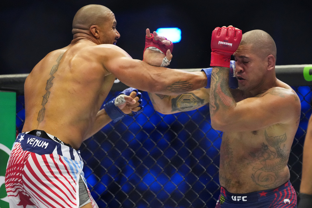 Alex Pereira, right, fights Ciryl Gane during their interim heavyweight title bout at UFC Freedom 250 on the South Lawn of the White House, Monday, June 15, 2026, in Washington. (AP Photo/Alex Brandon)