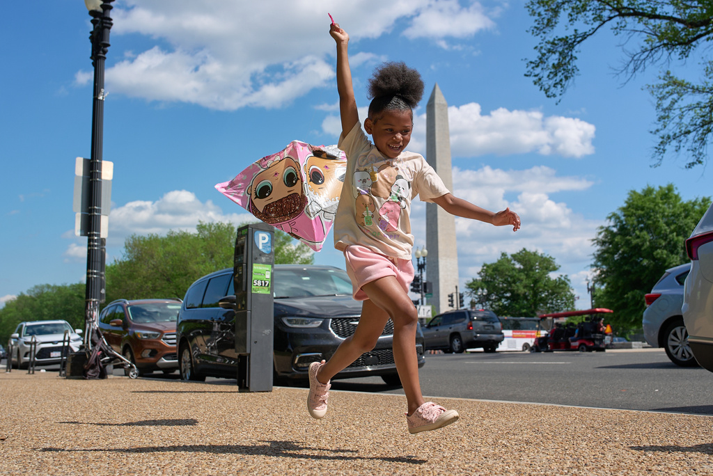 Rayne Hunter, 7, of Washington, flies a kite across the street from the Washington Monument on the National Mall during an outing with her mother, Friday April 17, 2026, in Washington. (AP Photo/Jacquelyn Martin)