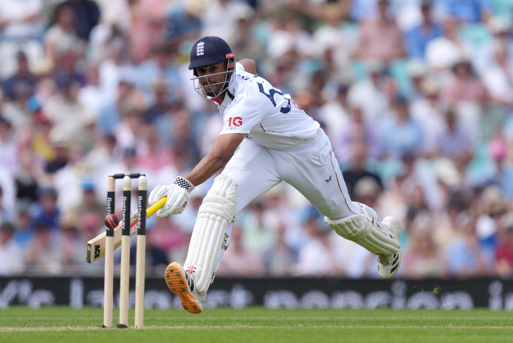 England's Emilio Gay makes his ground, on day two of the second cricket test between England and New Zealand, in London, Thursday, June 18, 2026. (Ben Whitley/PA via AP)