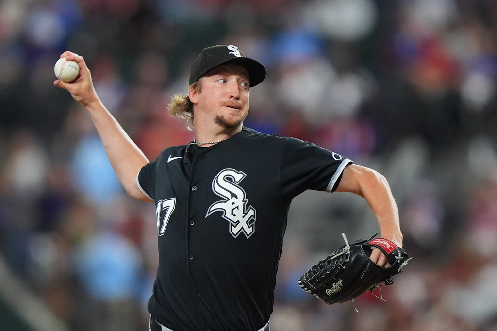 Chicago White Sox starting pitcher Erick Fedde throws during the first inning of a baseball game against the Texas Rangers, Monday, July 20, 2026, in Arlington, Texas. (AP Photo/LM Otero)