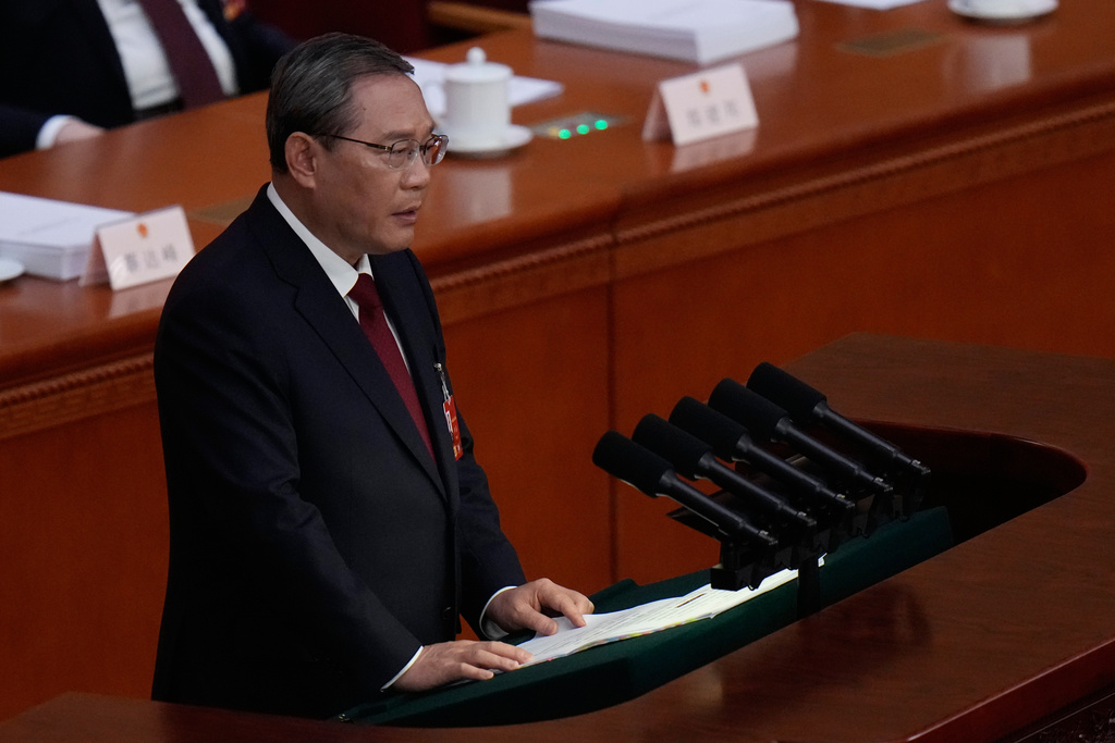 El primer ministro chino, Li Qiang, habla durante una sesión de apertura de la Asamblea Popular Nacional en Beijing, el jueves 5 de marzo de 2026. (AP Foto/Andy Wong)