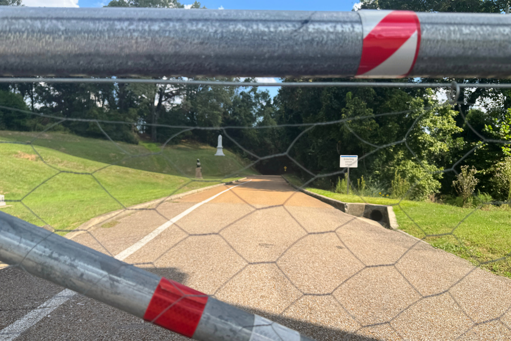 A closed gate barred visitors from exploring parts of the Vicksburg National Military Park on Wednesday, Oct. 1, 2025, in Vicksburg, Miss. (AP Photo/Sophie Bates)