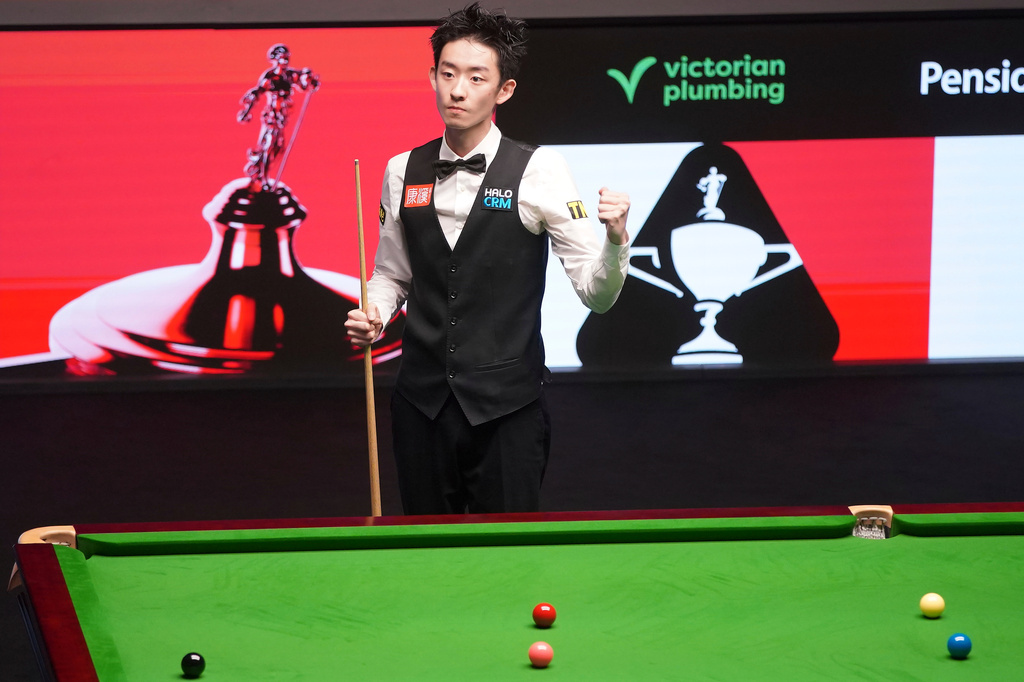 China's Wu Yize celebrates after winning the World Snooker Championship defeating England's Shaun Murphy in Sheffield, England, Monday, May 4, 2026.(AP Photo/Ian Hodgson)