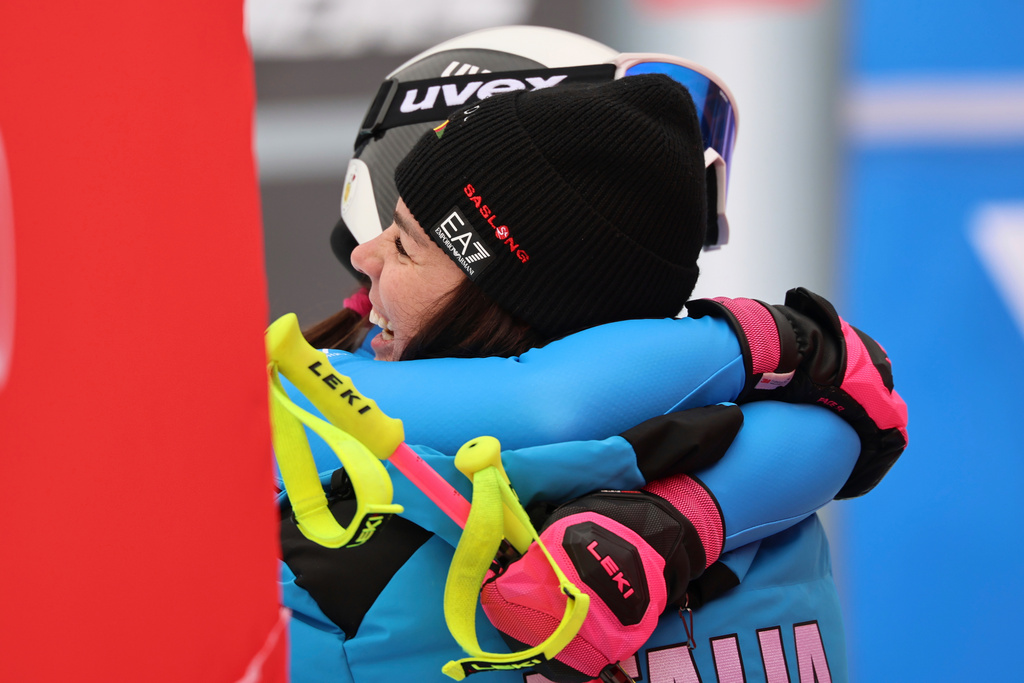 Italy's Nicol Delago right, hugs her sister Italy's Nadia Delago at the finish area of an alpine ski, women's World Cup downhill, in Tarvisio, Italy, Saturday, Jan. 17, 2026. (AP Photo/Marco Trovati)