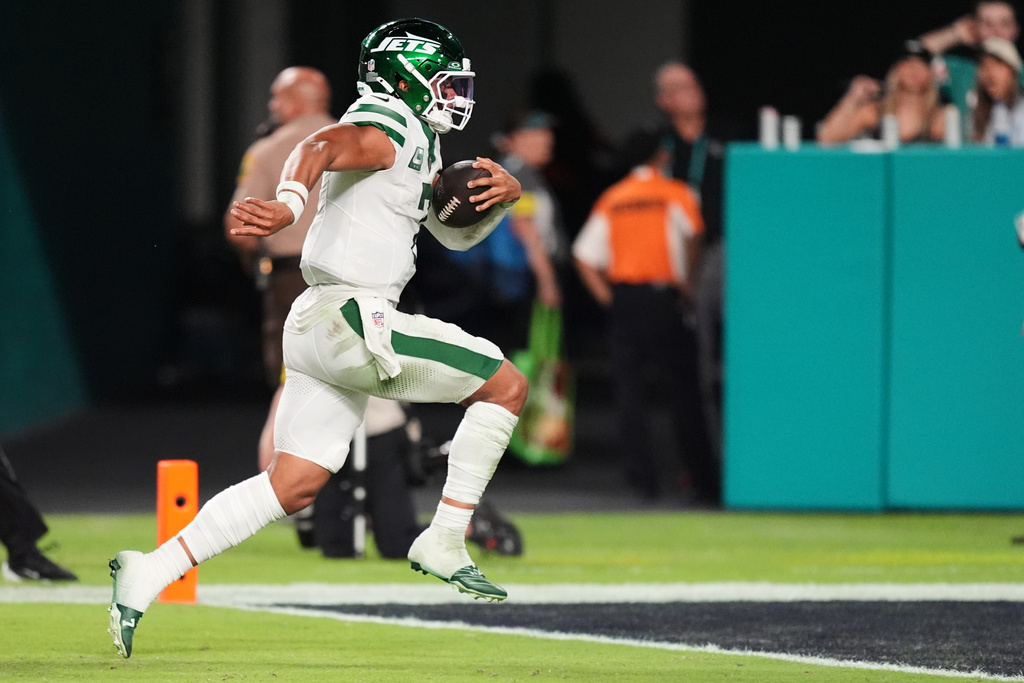 New York Jets quarterback Justin Fields runs the ball for a touchdown in the second half of an NFL football game, Monday, Sept. 29, 2025, in Miami Gardens, Fla. (AP Photo/Rebecca Blackwell)