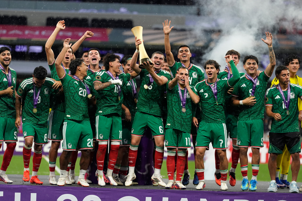 Mexico players celebrate after winning the the CONCACAF U-20 final soccer tournament against the United States in Mexico City, Sunday, Aug. 9, 2026. (AP Photo/Fernando Llano)