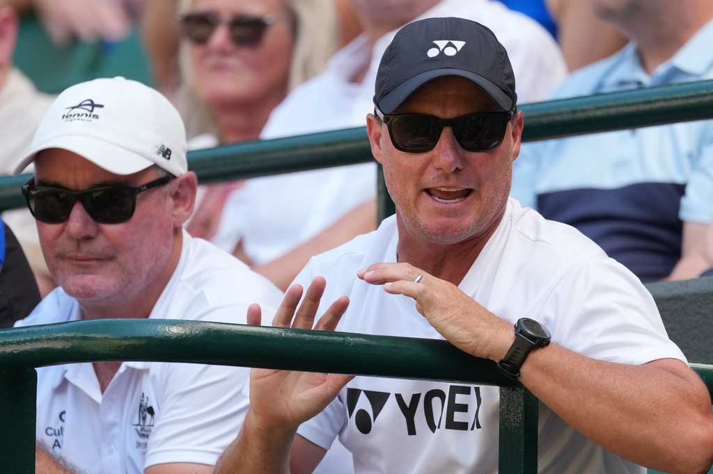 Former tennis player Lleyton Hewitt, right watches his son Cruz Hewitt of Australia against Jordan Lee of the United States in the boys singles final at Wimbledon Tennis Championships in London, Sunday, July 12, 2026. (AP Photo/Dave Shopland )
