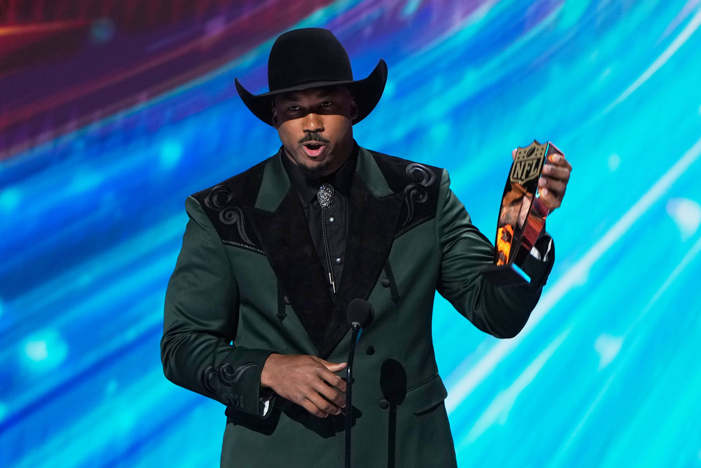 Cleveland Browns' Myles Garrett accepts the AP Defensive Player of the Year award during the NFL Honors award show, Thursday, Feb. 5, 2026, in San Francisco. (AP Photo/Charlie Riedel)