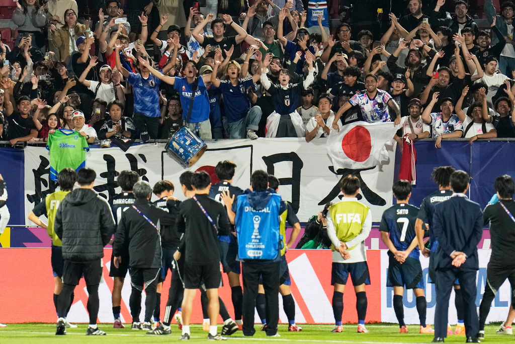 Japan players stand in front of their fans after losing a FIFA U-20 World Cup round of sixteen soccer match against France at National Stadium in Santiago, Chile, Wednesday, Oct. 8, 2025. (AP Photo/Matias Delacroix)