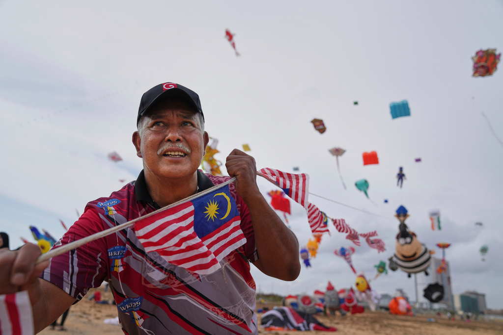 A participant from Malaysia flies kites during the Colombo International Kite Festival in Colombo, Sri Lanka, Saturday, Aug. 23, 2025. (AP Photo/Eranga Jayawardena)