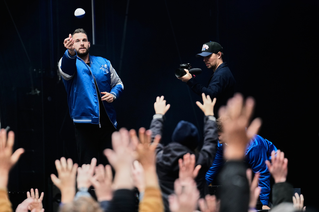 Former Indianapolis Colts player Björn Werner meets fans at Das Center in Potsdamer Platz in Berlin Germany, Saturday, Nov. 8, 2025, ahead of Sunday's NFL football game against the Atlanta Falcons. (AP Photo/Ebrahim Noroozi)