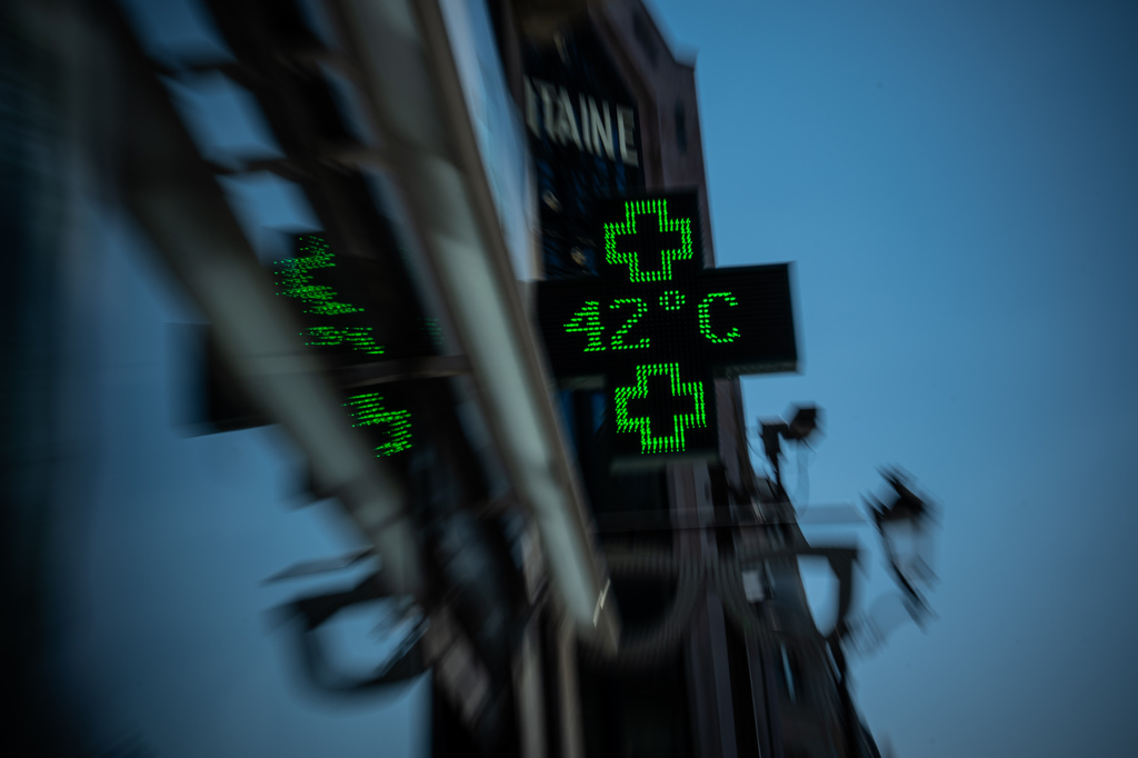 A pharmacy display shows a temperature of 42 degrees Celsius in Paris during a heat wave, Wednesday, July 29, 2026. (AP Photo/Aurelien Morissard).
