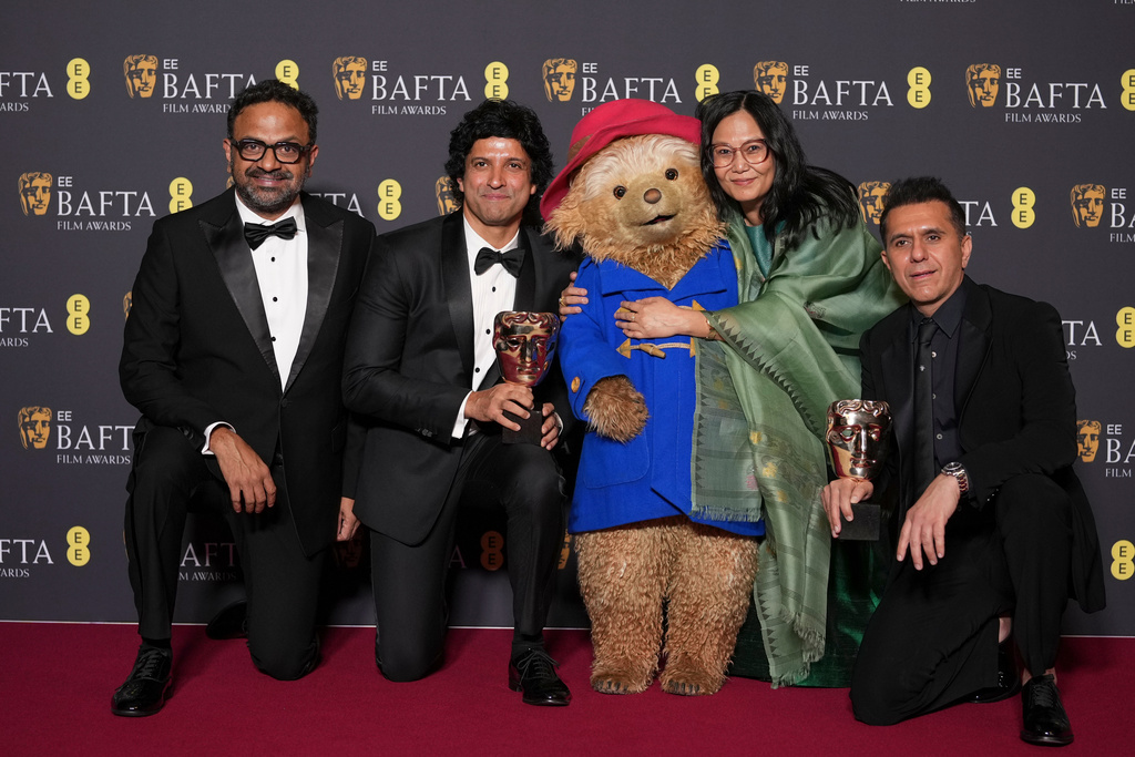 Alan McAlex, from left, Farhan Akhtar, Paddington Bear, Lakshmipriya Devi, and Ritesh Sidhwani pose with the award for children's & family film for 'Boong' at the 79th British Academy Film Awards, BAFTA's, in London, Sunday, Feb. 22, 2026. (AP Photo/Alastair Grant)