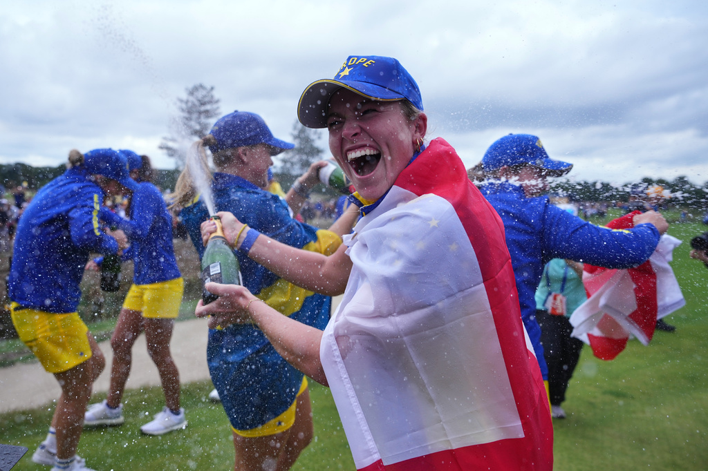 Mimi Rhodes of Europe celebrates with teammates after they won the Solheim Cup on the final day in Den Bosch, Netherlands, Sunday, Sept. 13, 2026. (AP Photo/Alastair Grant)