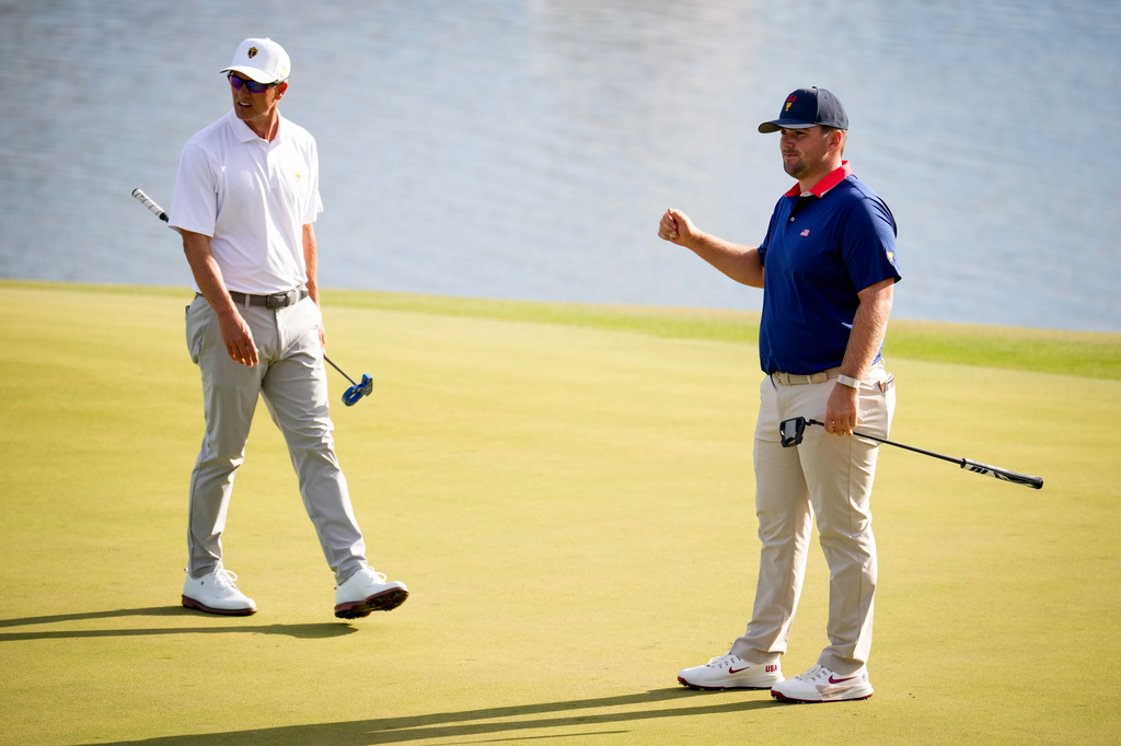 USA teams' Chris Gotterup, right, watches his ball miss the cup as International teams' Adam Scott, of Australia, looks on during a Presidents Cup golf tournament third round foursome match at Medinah Country Club, Saturday, Sept. 26, 2026, in Medinah, Ill. (AP Photo/Matt Slocum)