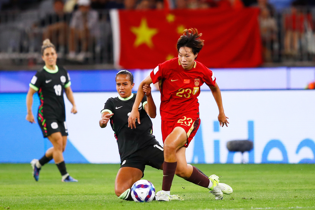 China's Shao Ziqin, right, and Australia's Mary Fowler battle for the ball during the Women's Asian Cup semifinal soccer match between China and Australia in Perth, Australia, Tuesday, March 17, 2026. (AP Photo/Gary Day)