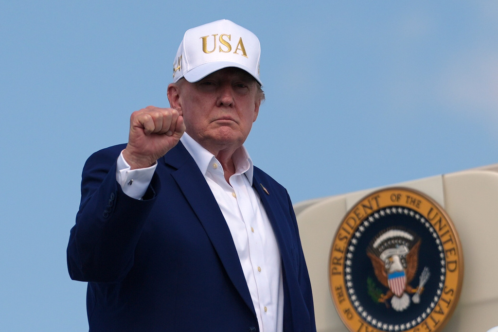 President Donald Trump boards Air Force One at Morristown Airport, Sunday, Aug. 9, 2026, in Morristown, N.J. (AP Photo/Julia Demaree Nikhinson)