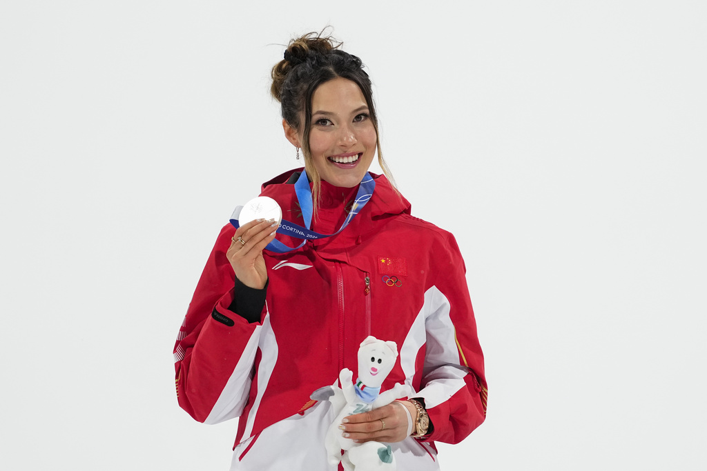 Silver medalist China's Eileen Gu celebrates with her medal after the women's freestyle skiing big air finals at the 2026 Winter Olympics, in Livigno, Italy, Monday, Feb. 16, 2026. (AP Photo/Lindsey Wasson)