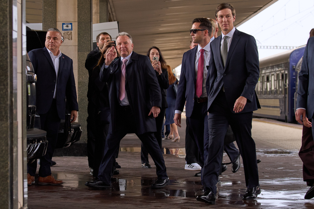 U.S. President Donald Trump's envoys Steve Witkoff, center, and Jared Kushner, right, arrive in Kyiv, Ukraine, Sunday, Sept. 6, 2026. (AP Photo/Francisco Seco)
