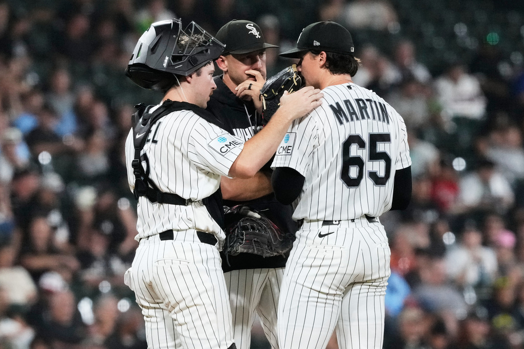 Chicago White Sox starting pitcher Davis Martin, right, talks with catcher Kyle Teel, left, and pitching coach Zach Bove during the fifth inning of a baseball game against the Pittsburgh Pirates in Chicago, Wednesday, Sept. 9, 2026. (AP Photo/Nam Y. Huh)