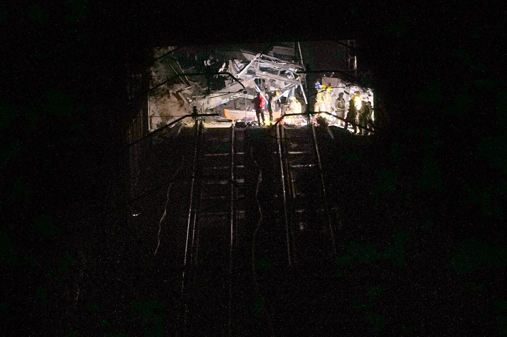 Emergency crews respond after a commuter train derailed when a retaining wall collapsed onto the tracks in Gelida, near Barcelona, Spain, Tuesday, Jan. 20, 2026. (AP Photo/Joan Mateu Parra)