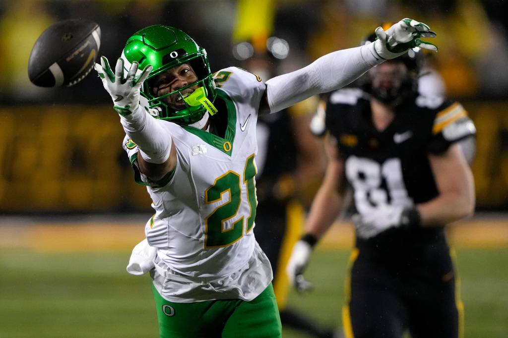 FILE - Oregon defensive back Aaron Flowers (21) reaches for an incomplete pass during the second half of an NCAA college football game against Iowa, Saturday, Nov. 8, 2025, in Iowa City, Iowa. (AP Photo/Charlie Neibergall, File)