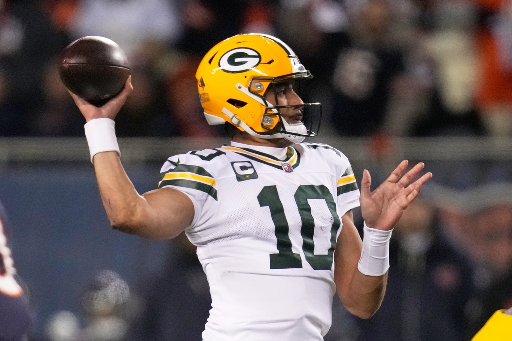 Green Bay Packers' Jordan Love throws during the first half of an NFL football game against the Chicago Bears Saturday, Dec. 20, 2025, in Chicago. (AP Photo/Erin Hooley)