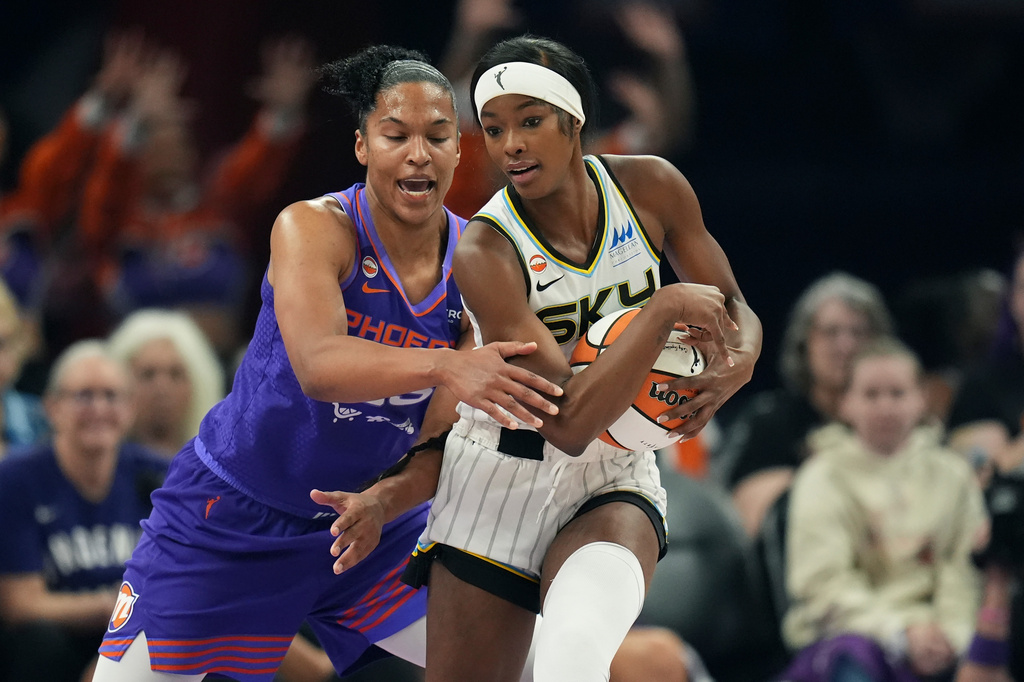 Chicago Sky forward Rickea Jackson, right, keeps the ball away from Phoenix Mercury forward Alyssa Thomas during the first half of a WNBA basketball game, Friday, May 15, 2026, in Phoenix. (AP Photo/Ross D. Franklin)