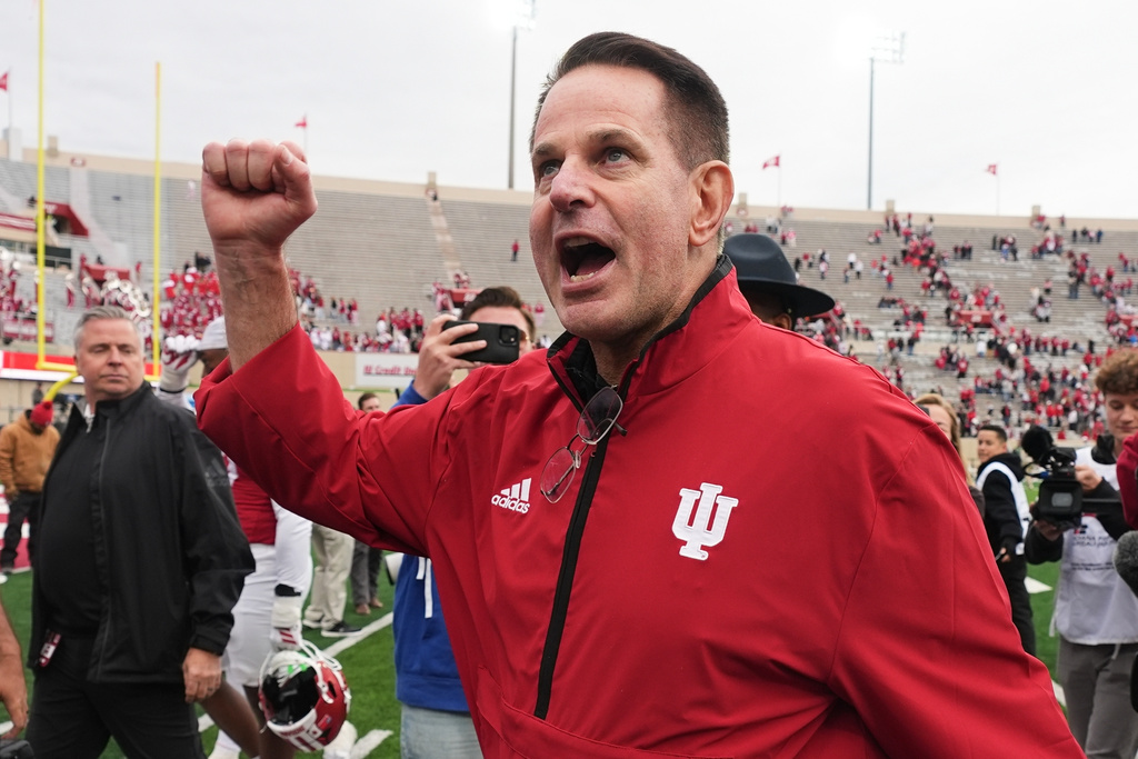 ARCHIVO - Curt Cignetti, entrenador en jefe de Indiana, festeja tras un partido ante UCLA el sábado 25 de octubre de 2025 (AP foto/Darron Cummings, archivo)