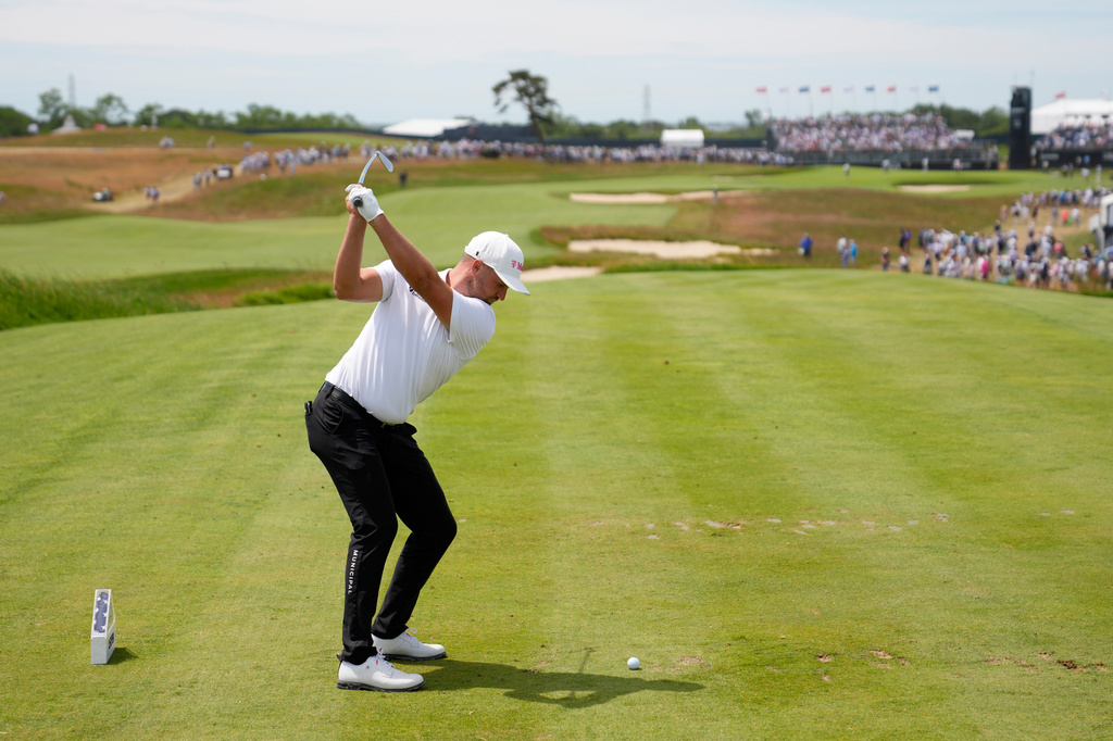 Wyndham Clark watches his tee shot on the 13th hole during the second round of the U.S. Open golf tournament at Shinnecock Hills Golf Club in Southampton, N.Y., Friday, June 19, 2026.(AP Photo/Seth Wenig)